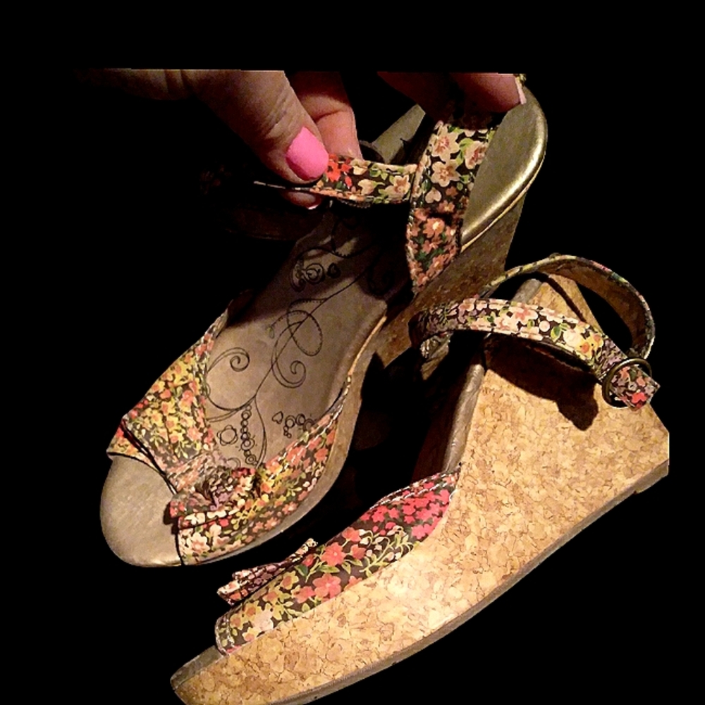 MUDD Floral 4" Wedge Sandals - Picture 5 of 15